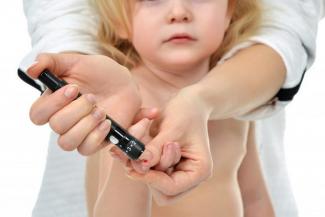&laquo;По 12 раз в день прокалывали пальчики&raquo;: родители маленьких диабетиков в Татарстане требуют обеспечить их приборами, избавляющими от лишних страданий