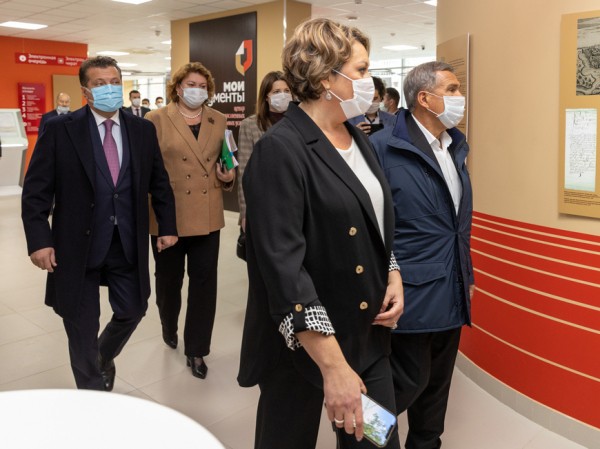 Рустам Минниханов и Ильсур Метшин посетили новый офис МФЦ на ул.Чистопольской