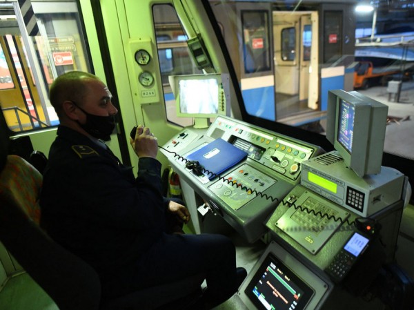 Один день из жизни работника метро: вместо радио – стук колес, вместо инспекторов ГИБДД – компьютерная система Один день из жизни работника метро: вместо радио – стук колес, вместо инспекторов ГИБДД – компьютерная система