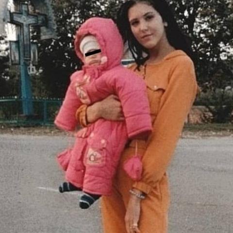 19-летняя няня замучила до смерти двухлетнюю девочку, тыкая в неё вилкой и ломая рёбра