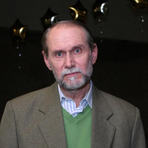 Умер известный в России писатель-сатирик