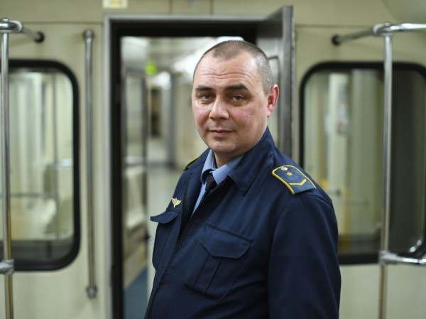 Один день из жизни работника метро: вместо радио – стук колес, вместо инспекторов ГИБДД – компьютерная система Один день из жизни работника метро: вместо радио – стук колес, вместо инспекторов ГИБДД – компьютерная система