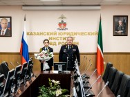 Владимир Колокольцев поздравил сотрудников органов внутренних дел, отличившихся при спасении погибавших, с высокими наградами