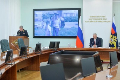 Владимир Колокольцев поздравил сотрудников органов внутренних дел, отличившихся при спасении погибавших, с высокими наградами