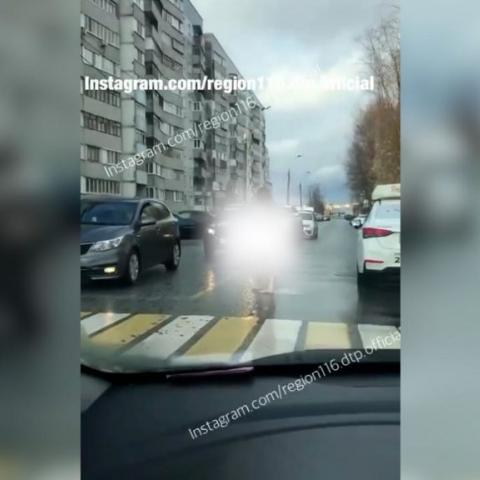 В Казани по проезжей части разгуливала голая женщина (ВИДЕО)