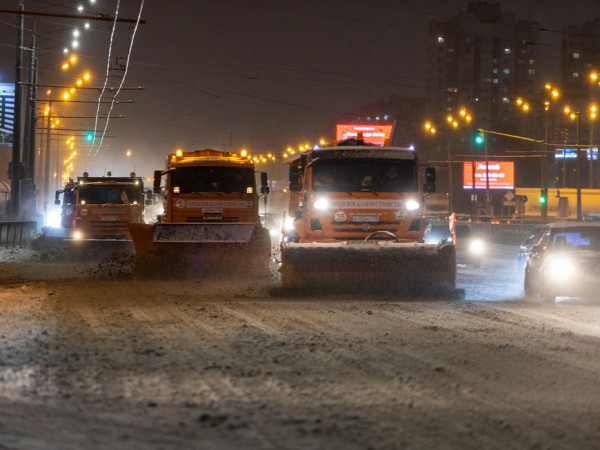 157 единиц спецтехники выйдут на уборку снега предстоящей ночью в Казани
