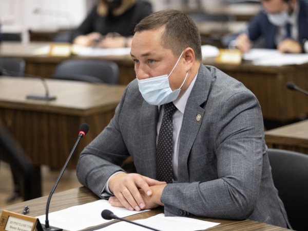 И.Метшин: «Жители сами принимают решение, вывозить или складировать снег на дворовых территориях» И.Метшин: «Жители сами принимают решение, вывозить или складировать снег на дворовых территориях»