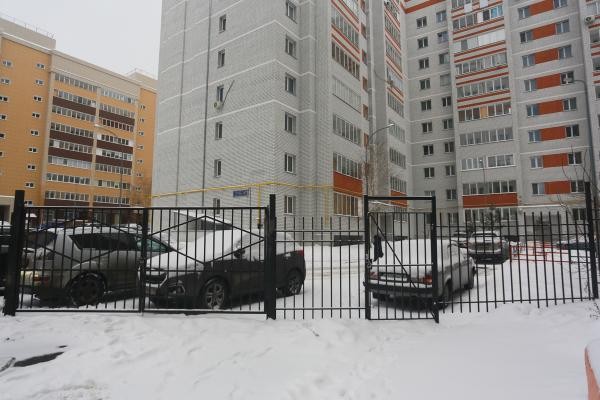 В школу - через забор: жильцы казанской многоэтажки перекрыли путь &laquo;чужакам&raquo;