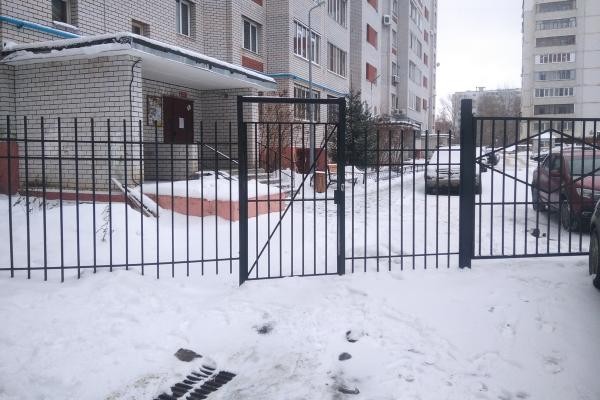 В школу - через забор: жильцы казанской многоэтажки перекрыли путь &laquo;чужакам&raquo;