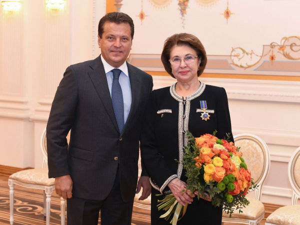 Ильсур Метшин вручил депутату Казгордумы Людмиле Андреевой орден &laquo;Дуслык&raquo;