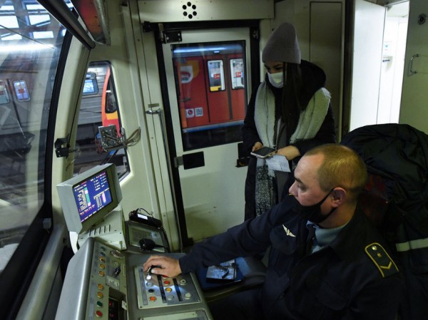 Один день из жизни работника метро: вместо радио – стук колес, вместо инспекторов ГИБДД – компьютерная система Один день из жизни работника метро: вместо радио – стук колес, вместо инспекторов ГИБДД – компьютерная система