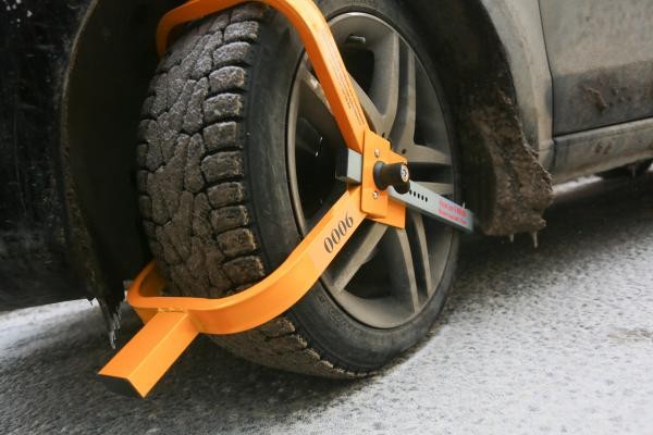 А кто срежет блокиратор - привлекут за вандализм: власти Казани начали карать халявщиков на платных парковках 