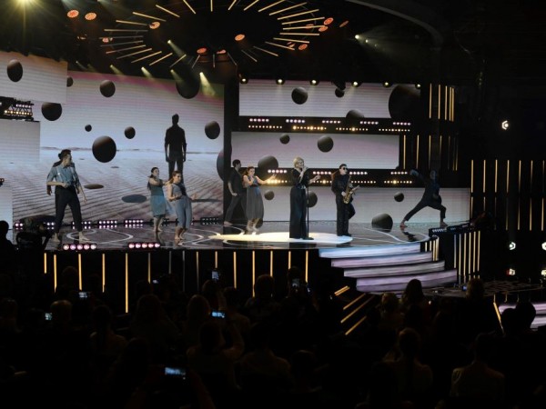 Игорь Крутой, Светлана Сурганова, Олег Газманов, Анжелика Варум и Дима Билан исполнили мечты финалистов «Доброй волны» Игорь Крутой, Светлана Сурганова, Олег Газманов, Анжелика Варум и Дима Билан исполнили мечты финалистов «Доброй волны»