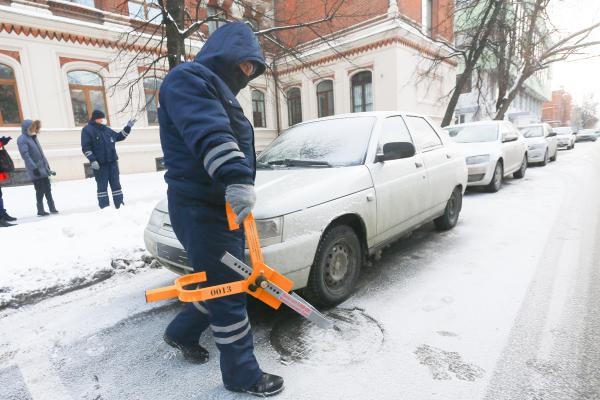 А кто срежет блокиратор - привлекут за вандализм: власти Казани начали карать халявщиков на платных парковках 