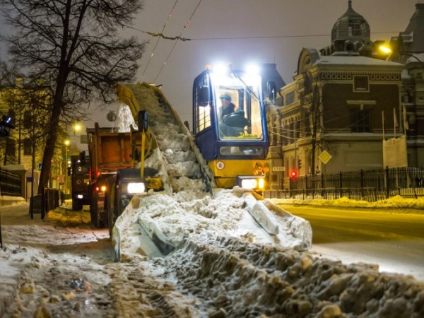В ночной уборке снега в Казани задействуют 92 самосвала