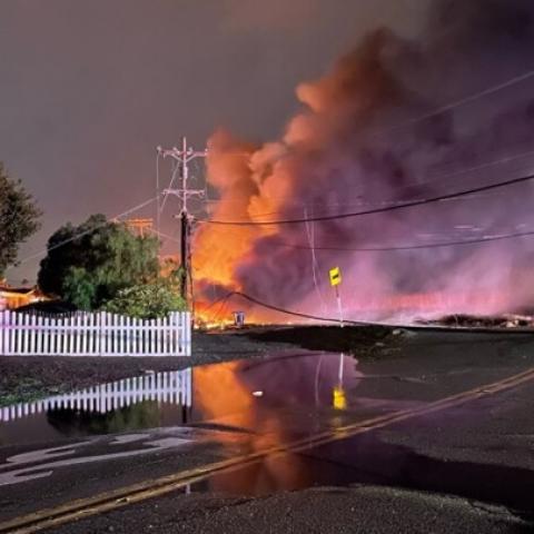 Частный самолет упал на жилой сектор в Калифорнии