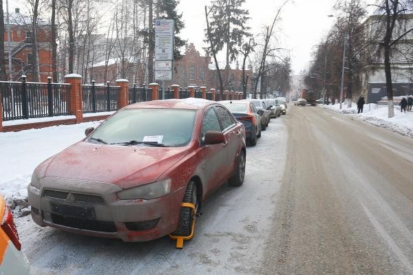 А кто срежет блокиратор - привлекут за вандализм: власти Казани начали карать халявщиков на платных парковках 