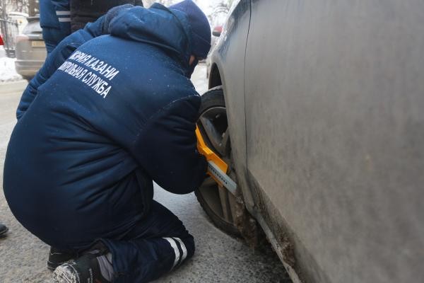 А кто срежет блокиратор - привлекут за вандализм: власти Казани начали карать халявщиков на платных парковках 