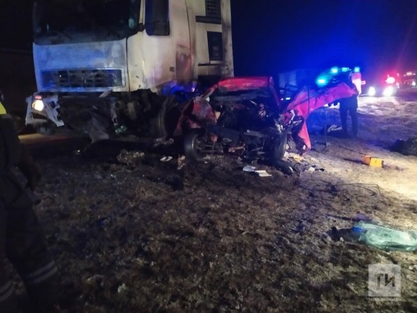 Появились ФОТО смертельного ДТП на трассе в Татарстане