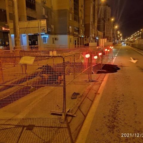 Из-за провала дороги на Чистопольской сократили маршруты трех автобусов Из-за провала дороги на Чистопольской сократили маршруты трех автобусов