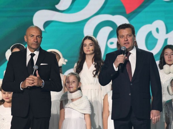 Игорь Крутой, Светлана Сурганова, Олег Газманов, Анжелика Варум и Дима Билан исполнили мечты финалистов «Доброй волны» Игорь Крутой, Светлана Сурганова, Олег Газманов, Анжелика Варум и Дима Билан исполнили мечты финалистов «Доброй волны»