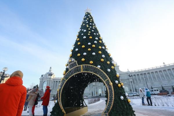 В Казани цифровая бухгалтерия выгнала на улицу «лишних» бухгалтеров, а «дырявая» елка стала магнитом для горожан В Казани цифровая бухгалтерия выгнала на улицу «лишних» бухгалтеров, а «дырявая» елка стала магнитом для горожан