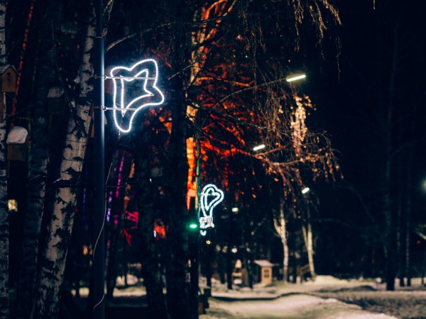 Казань украшают к Новому году: 160 звезд в парке Горького, объемная композиция &laquo;2022&raquo; и светящаяся арка на Кремлевской