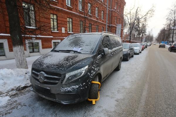 А кто срежет блокиратор - привлекут за вандализм: власти Казани начали карать халявщиков на платных парковках 