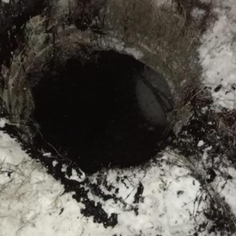 В Казани мужчина умер, провалившись в люк с жидким битумом В Казани мужчина умер, провалившись в люк с жидким битумом