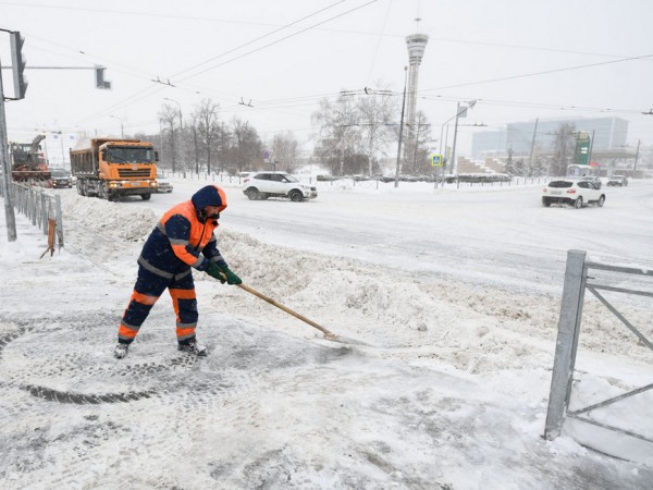 486 дорожных рабочих вышли на расчистку улиц Казани от снега 486 дорожных рабочих вышли на расчистку улиц Казани от снега