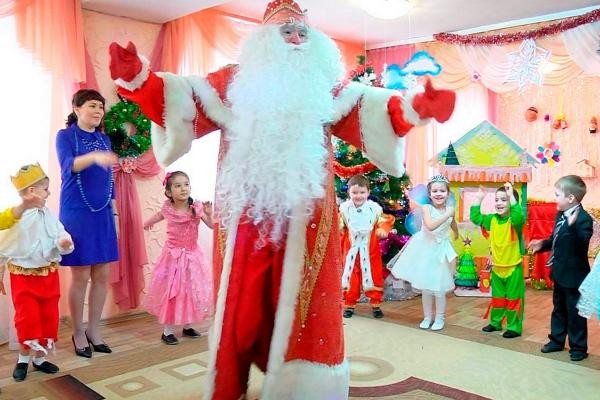 &laquo;Даже с QR-кодами не пускают!&raquo;: родители казанских дошколят снова не могут попасть на утренники в детсады