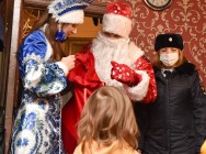 Полицейский Дед Мороз побывал в семьях, где его с нетерпением ждали