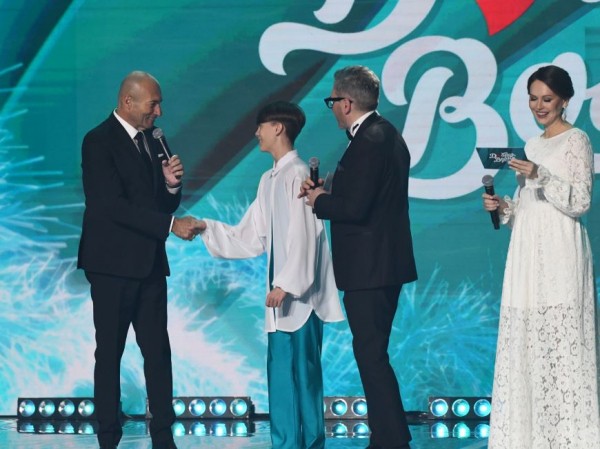 Игорь Крутой, Светлана Сурганова, Олег Газманов, Анжелика Варум и Дима Билан исполнили мечты финалистов «Доброй волны» Игорь Крутой, Светлана Сурганова, Олег Газманов, Анжелика Варум и Дима Билан исполнили мечты финалистов «Доброй волны»