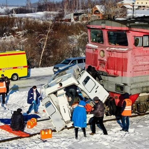 В Хабаровском крае локомотив на полном ходу столкнулся с каретой скорой помощи &ndash; есть погибший (ВИДЕО)