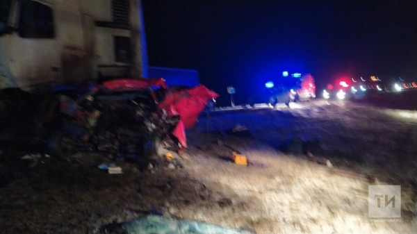 Появились ФОТО смертельного ДТП на трассе в Татарстане