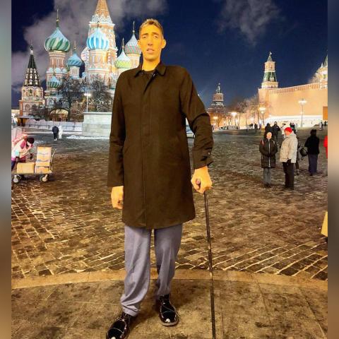 Самый высокий человек в мире приехал в Россию на поиски невесты