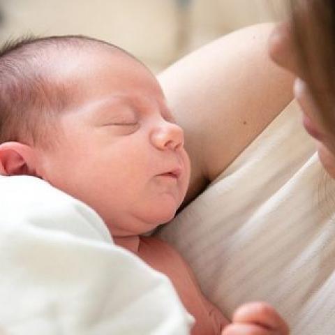 Влила в рот уксус: бабушка жестоко убила новорожденную внучку