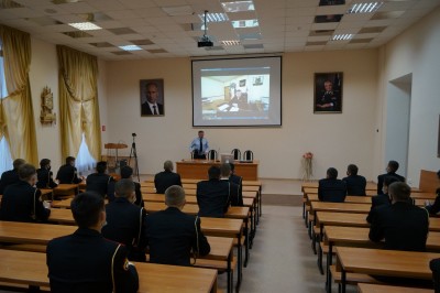 Начальник Управлении МВД России по г. Казани провел онлайн видеоурок для учащихся Елабужского Суворовское военного училища МВД РФ по профилактике преступлений, совершенных с использованием IT-технологий