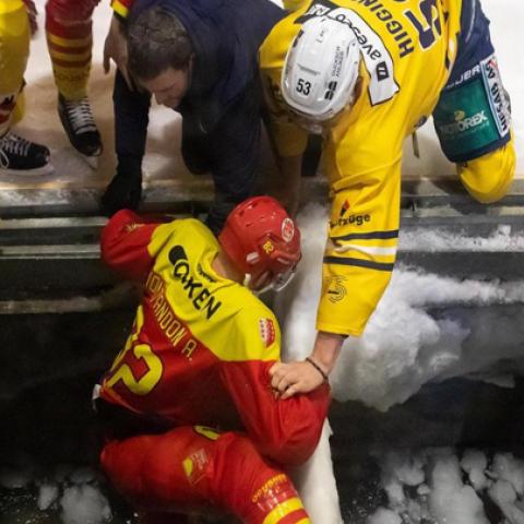 Хоккеисты провалились под лед во время матча