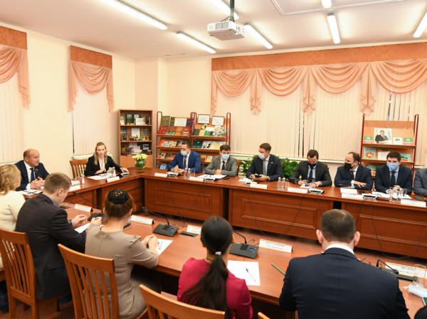 Интернациональный поезд, йога на татарском и семинары для учителей: в Казани обсудили итоги Года родных языков