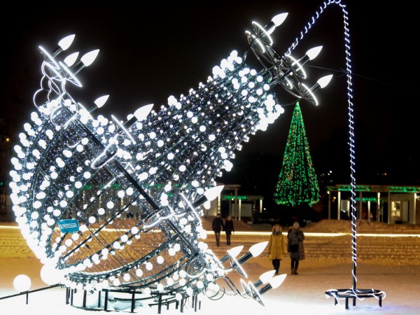 Казань украшают к Новому году: 160 звезд в парке Горького, объемная композиция &laquo;2022&raquo; и светящаяся арка на Кремлевской