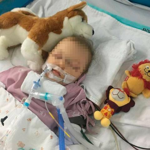 11-месячная малышка, на которую упала мраморная столешница, пришла в себя