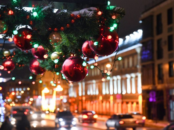 Казань украшают к Новому году: 160 звезд в парке Горького, объемная композиция &laquo;2022&raquo; и светящаяся арка на Кремлевской