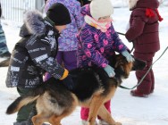 Полицейский Дед Мороз водил школьников на экскурсию в кинологический центр