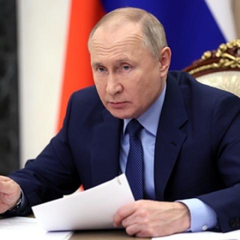 Путин ударил кулаком по столу во время обсуждения катастрофы в «Листвяжной» (ВИДЕО) Путин ударил кулаком по столу во время обсуждения катастрофы в «Листвяжной» (ВИДЕО)