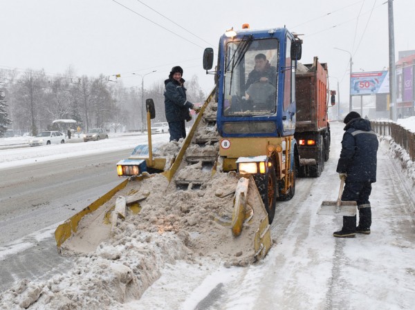 К очистке улиц Казани от снега приступили 438 дорожных рабочих