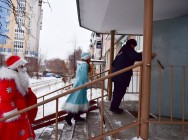 Полицейский Дед Мороз продолжает поздравлять детей Полицейский Дед Мороз продолжает поздравлять детей