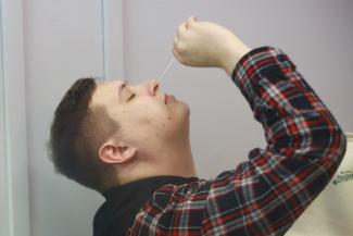 Омикрон или не он?.. Казанцы, напуганные очередями в поликлиниках, делают себе экспресс-тесты на коронавирус