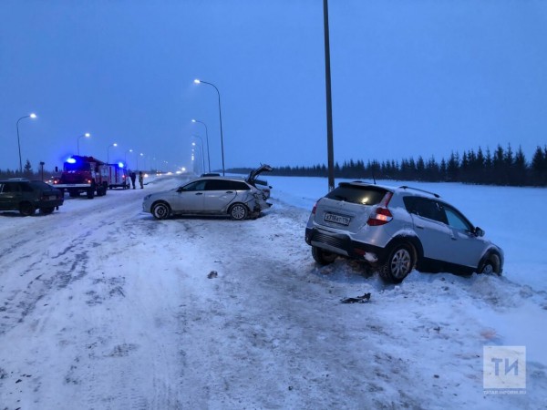 Под Челнами мужчину насмерть сбило авто, когда он вышел после ДТП выставлять знак (ФОТО, ВИДЕО) Под Челнами мужчину насмерть сбило авто, когда он вышел после ДТП выставлять знак (ФОТО, ВИДЕО)