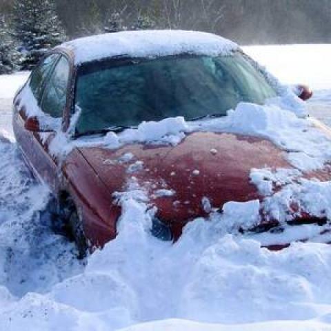 Два человека задохнулись в застрявшей на трассе машине